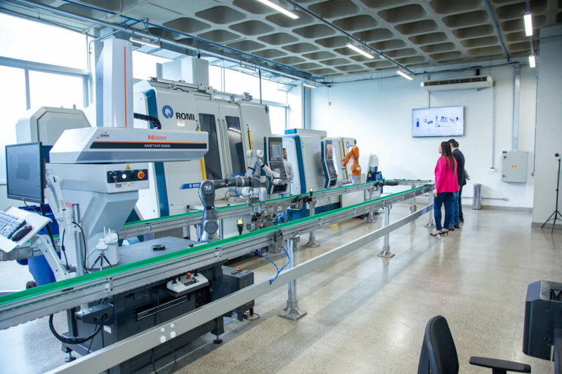 Global Production Language Demonstrator (Maschine mit einer Person davor)