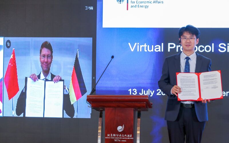 Dr. Jens Gayko (SCI4.0) und Herr LIU Dashan präsentieren das unterzeichnete Protokoll der Plenarsitzung.