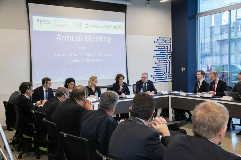 Menschen, die vor einem Bildschirm sitzen und diskutieren.