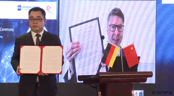 YE Meng (MIIT) und Dr. Jens Gayko (SCI4.0) unterschreiben das Protokoll.