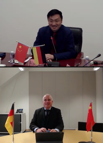 Dr. Arne Höll (BMWi, unten) und Hao Xin (CNCA, oben) bei der Jahressitzung der Arbeitsgruppe Akkreditierung und Konformitätsbewertung (AGAKB).