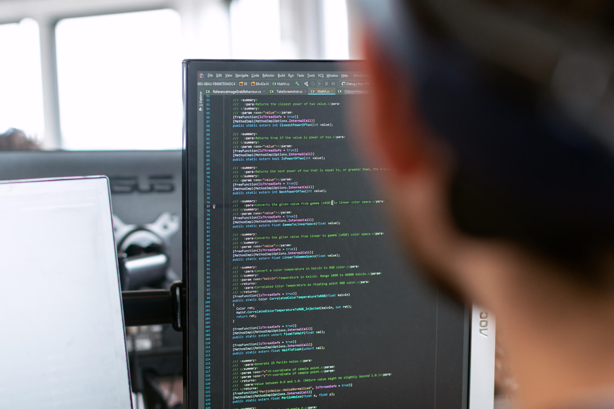 Mann vor Computerbildschirm